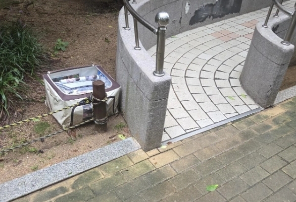 "샤이니 굿즈 나눔했더니…돈 되는 것만 챙겨가고 집 앞에 버리고 갔다"