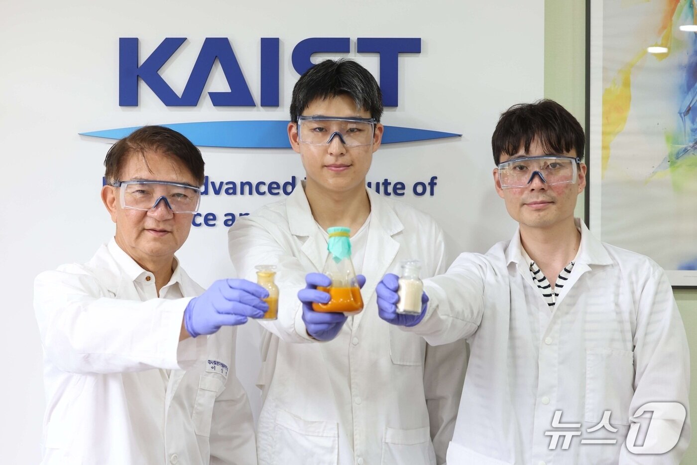 본문 이미지 - KAIST 이상엽 특훈교수(왼쪽)·정석영 박사과정생(가운데), 실리코바이오 최솔 대표(KAIST 제공) /뉴스1