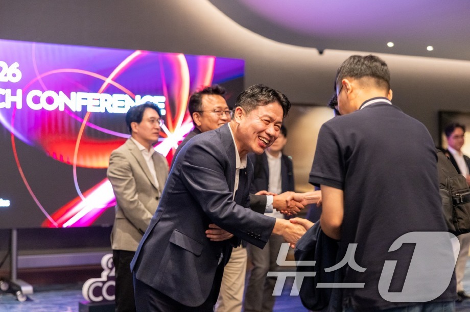 (서울=뉴스1) = 류재철 LG전자 CEO가 29일(현지시간) 미국 샌프란시스코에서 열린 LG전자 우수 인재 채용 프로그램 ‘북미 테크 콘퍼런스'에서 참석자와 인사를 나누고 있다. …