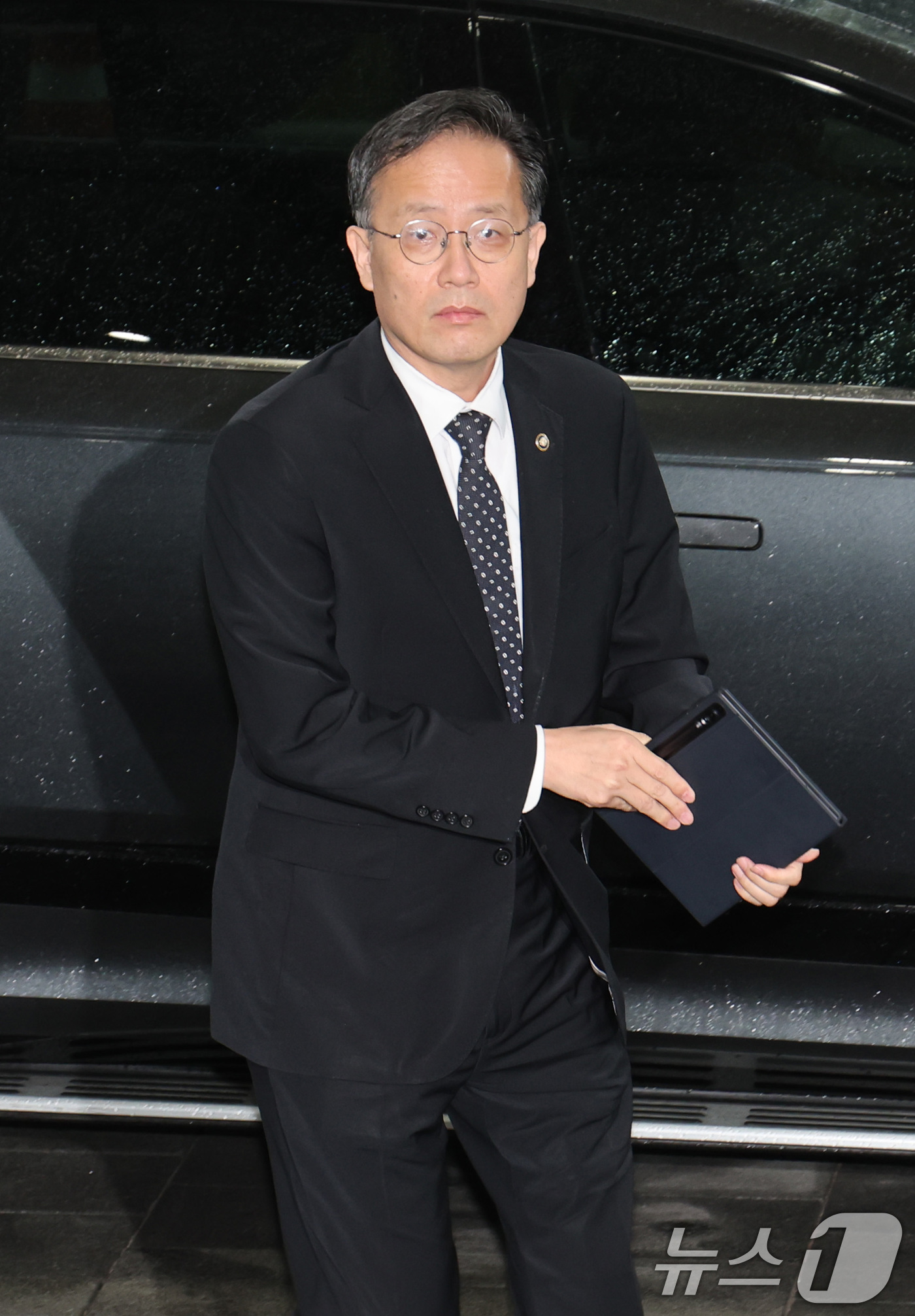 (서울=뉴스1) 이종덕 기자 = 이형일 경제부총리 겸 재정경제부 장관 후보자가 31일 서울 세종로 정부서울청사로 출근하고 있다.  2026.8.31/뉴스1