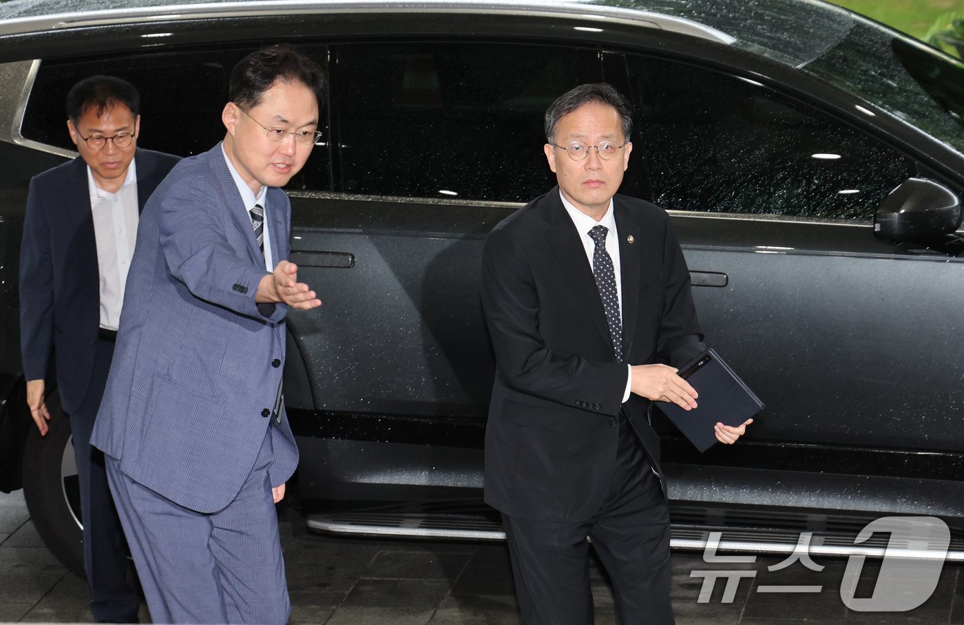 (서울=뉴스1) 이종덕 기자 = 이형일 경제부총리 겸 재정경제부 장관 후보자가 31일 서울 세종로 정부서울청사로 출근하고 있다.  2026.8.31/뉴스1