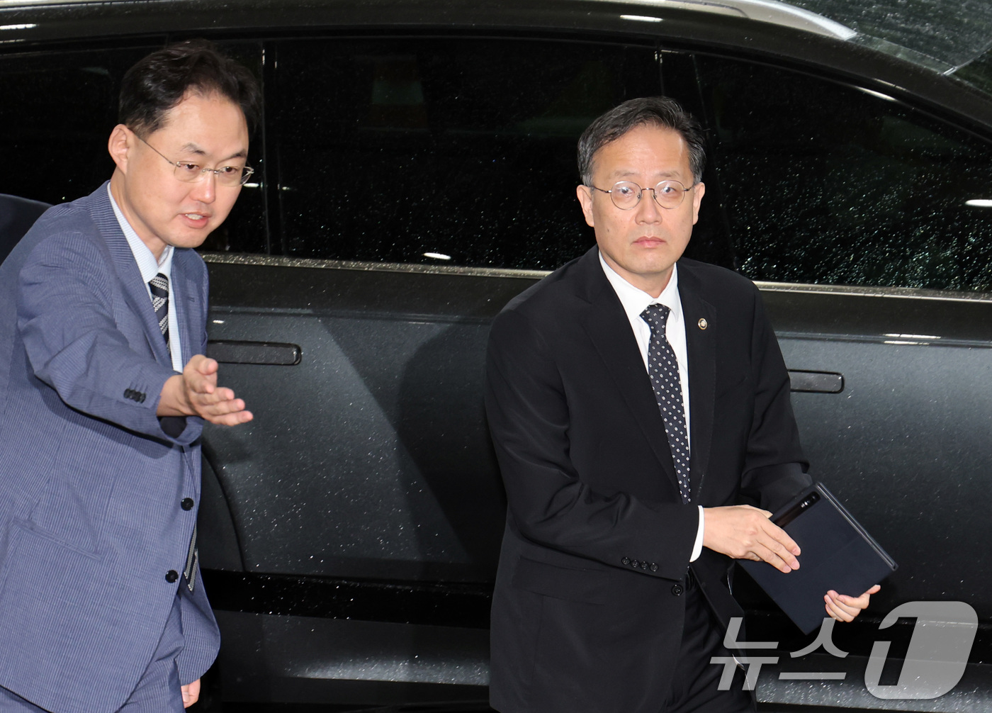 (서울=뉴스1) 이종덕 기자 = 이형일 경제부총리 겸 재정경제부 장관 후보자가 31일 서울 세종로 정부서울청사로 출근하고 있다.  2026.8.31/뉴스1