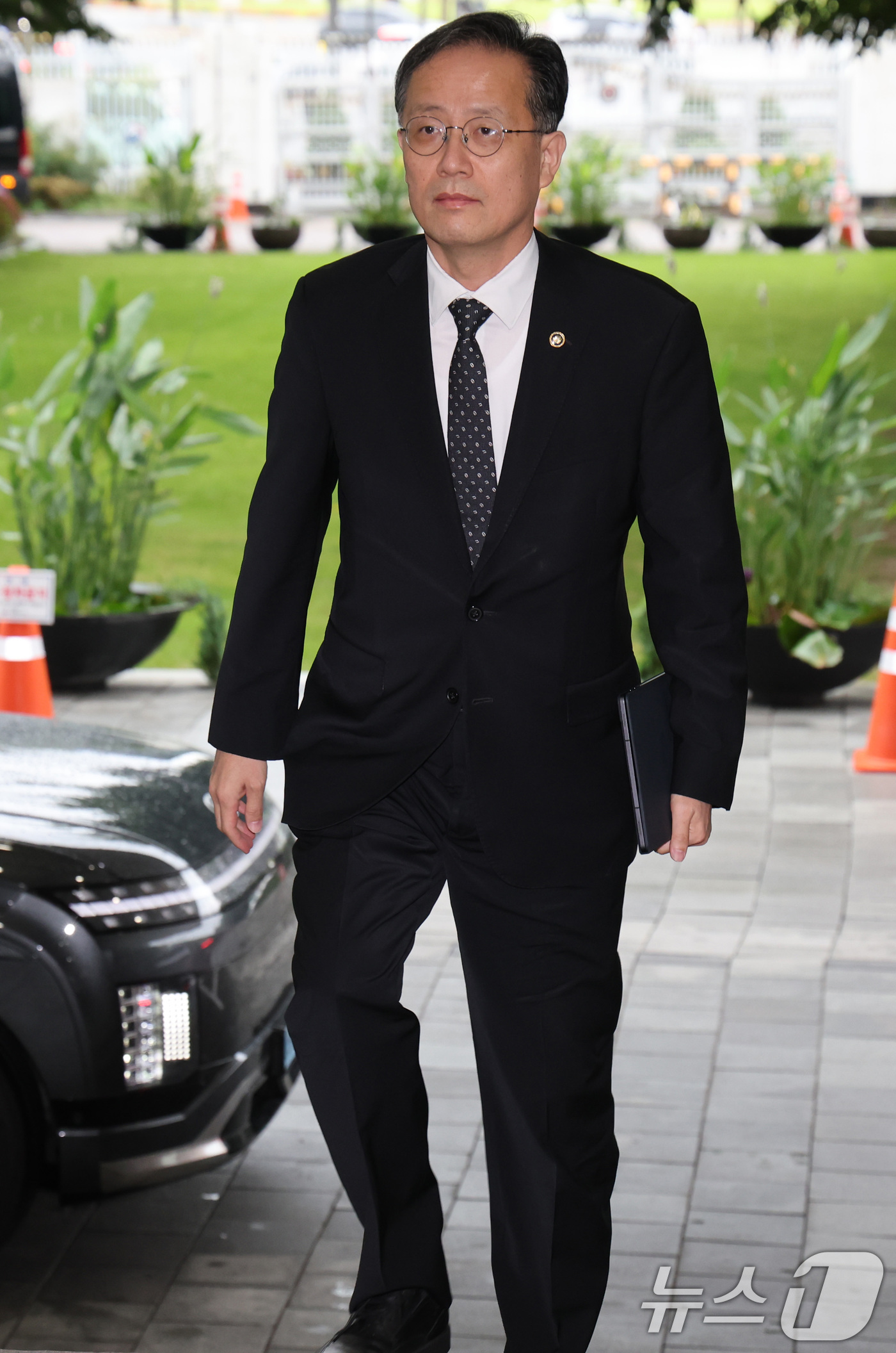 (서울=뉴스1) 이종덕 기자 = 이형일 경제부총리 겸 재정경제부 장관 후보자가 31일 서울 세종로 정부서울청사로 출근하고 있다.  2026.8.31/뉴스1