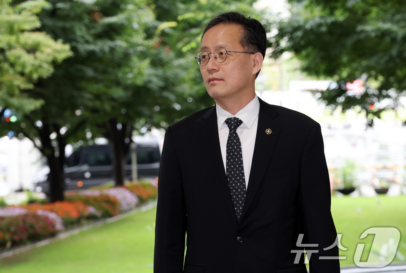 (서울=뉴스1) 이종덕 기자 = 이형일 경제부총리 겸 재정경제부 장관 후보자가 31일 서울 세종로 정부서울청사로 출근하고 있다.  2026.8.31/뉴스1