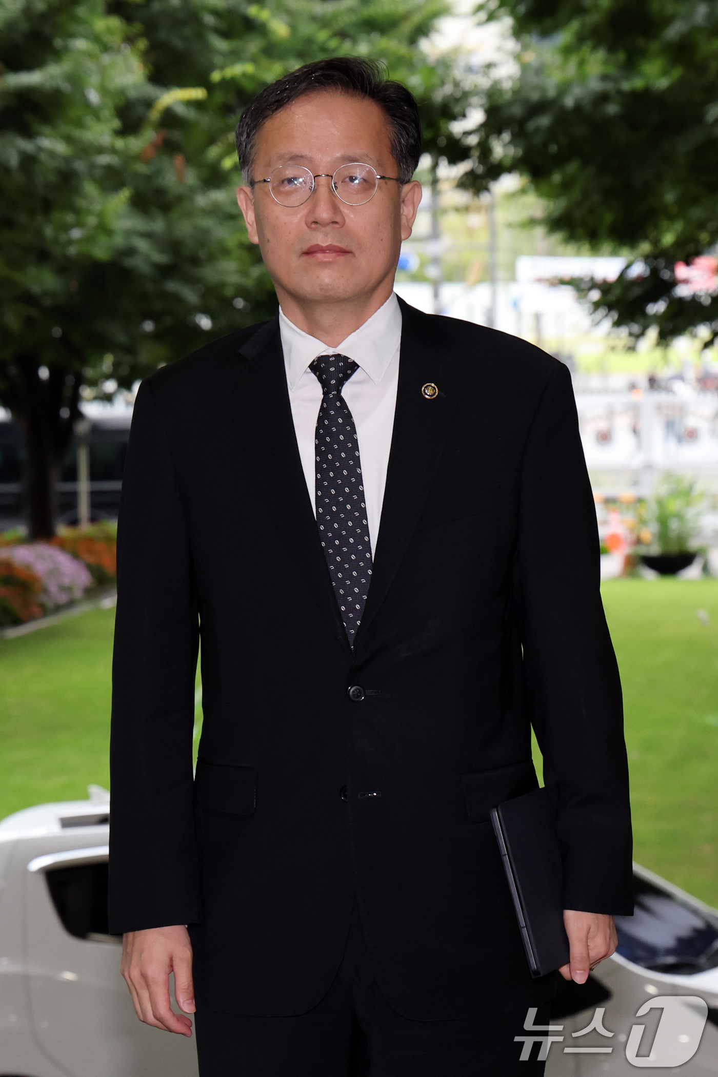 (서울=뉴스1) 이종덕 기자 = 이형일 경제부총리 겸 재정경제부 장관 후보자가 31일 서울 세종로 정부서울청사로 출근하고 있다.  2026.8.31/뉴스1