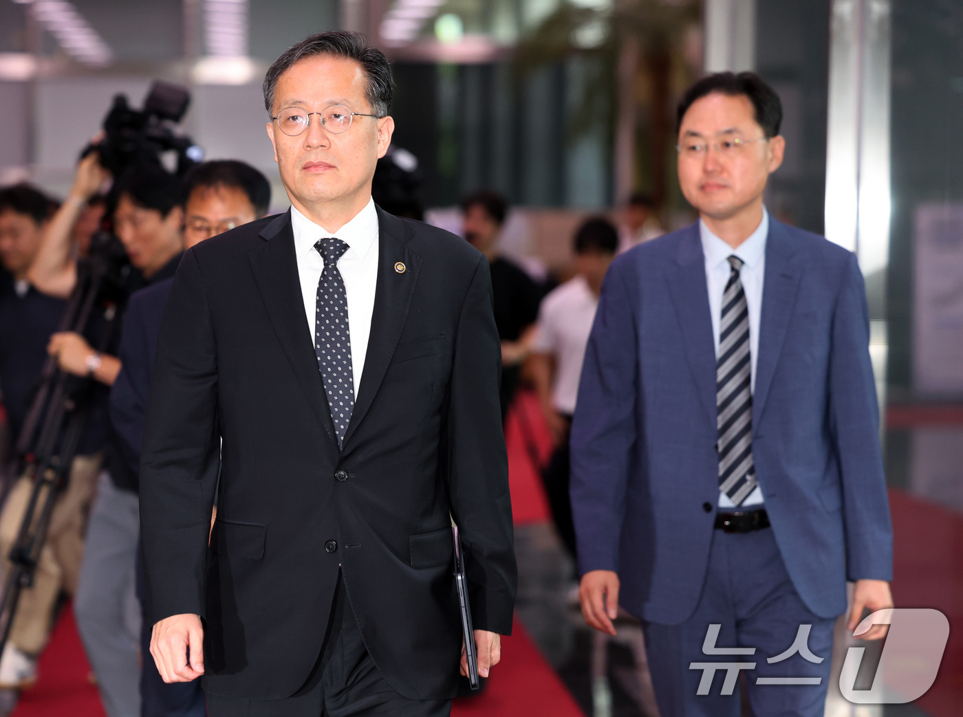 (서울=뉴스1) 이종덕 기자 = 이형일 경제부총리 겸 재정경제부 장관 후보자가 31일 서울 세종로 정부서울청사로 출근하고 있다.  2026.8.31/뉴스1