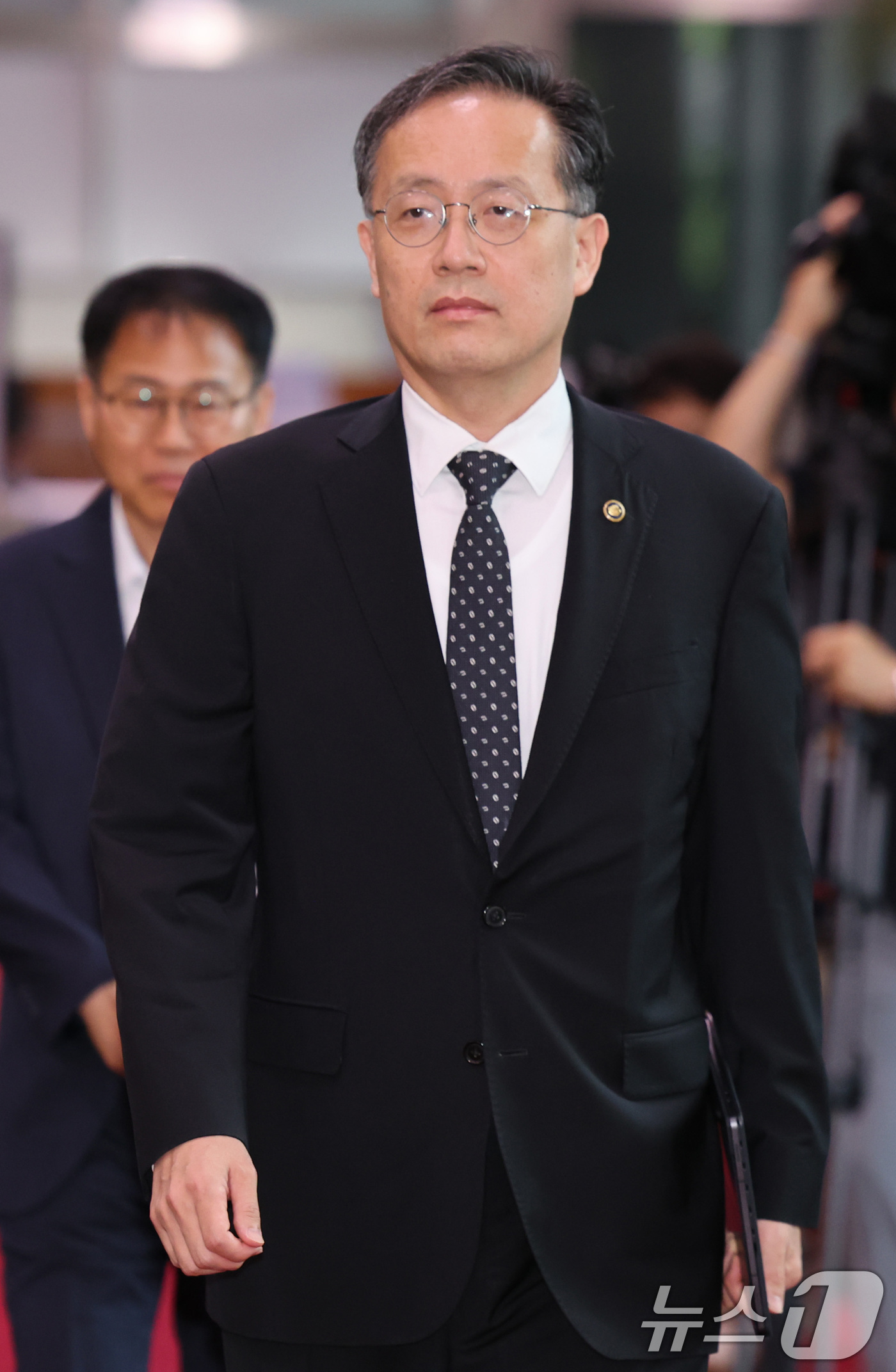 (서울=뉴스1) 이종덕 기자 = 이형일 경제부총리 겸 재정경제부 장관 후보자가 31일 서울 세종로 정부서울청사로 출근하고 있다.  2026.8.31/뉴스1