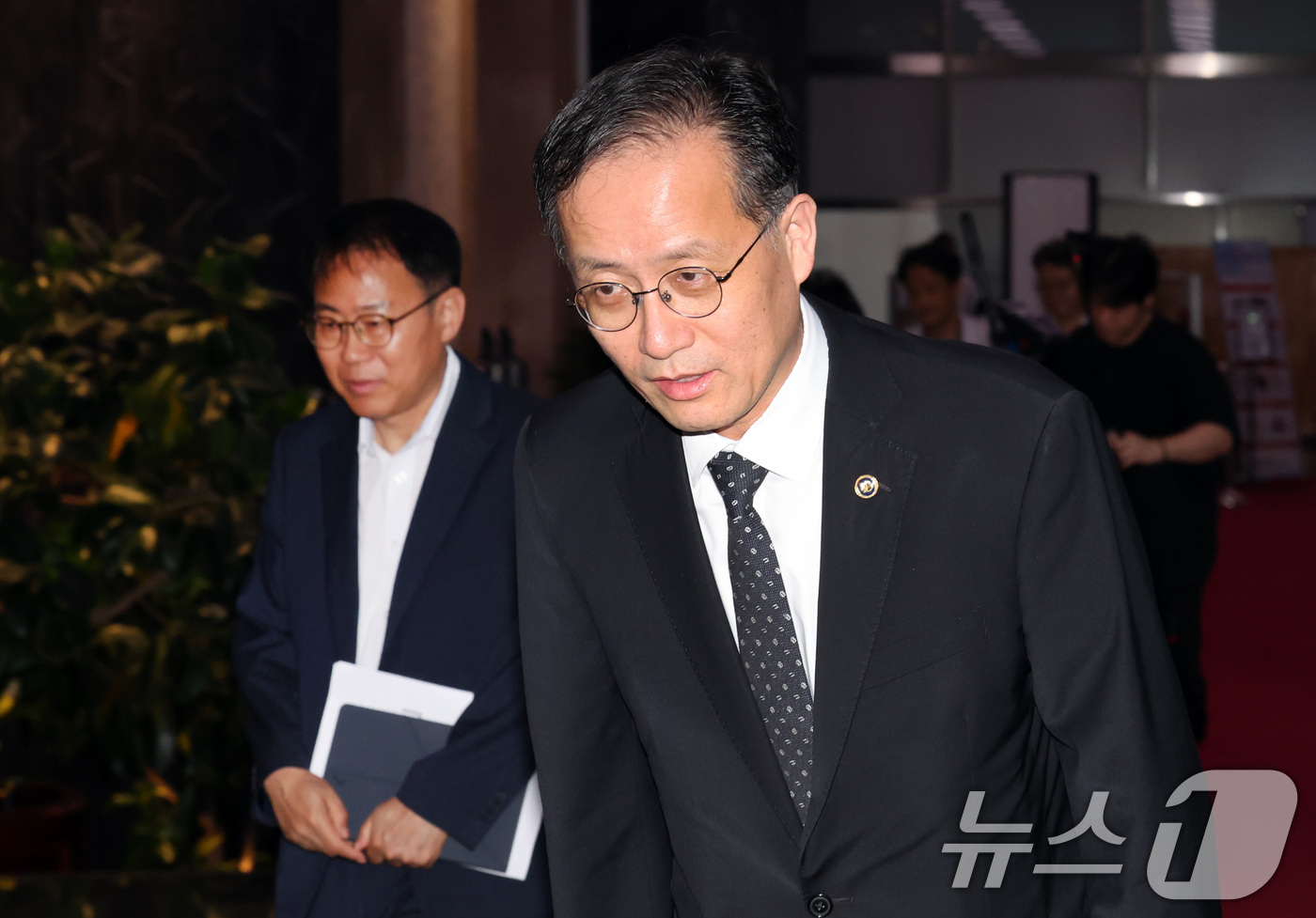 (서울=뉴스1) 이종덕 기자 = 이형일 경제부총리 겸 재정경제부 장관 후보자가 31일 서울 세종로 정부서울청사로 출근하고 있다.  2026.8.31/뉴스1