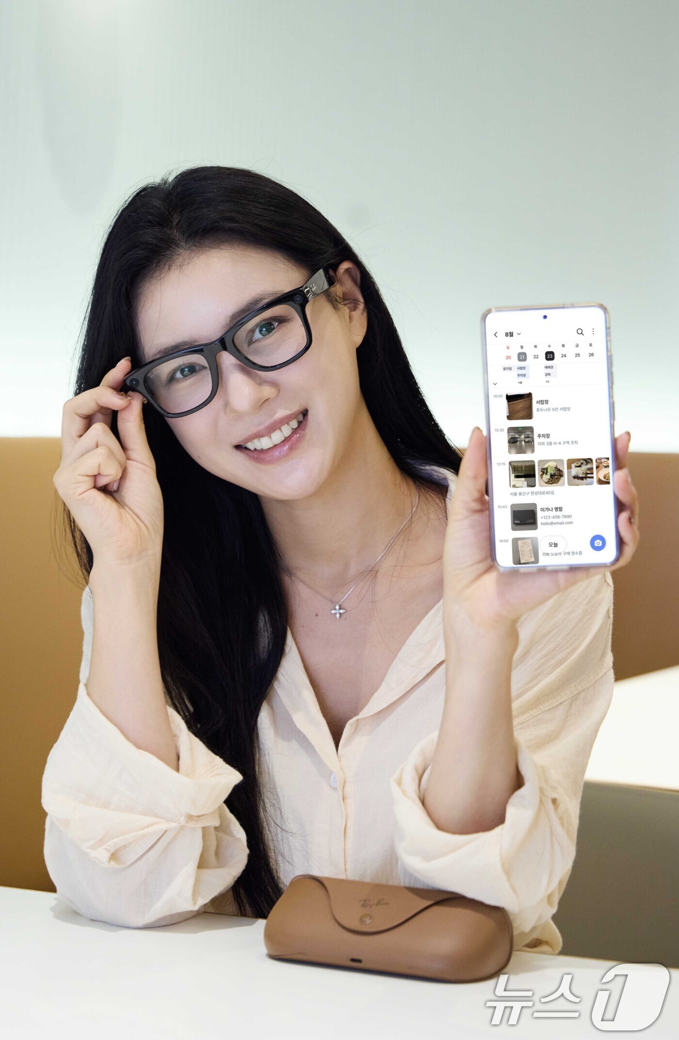 (서울=뉴스1) = SK텔레콤은 메타(Meta)의 AI 글래스와 안드로이드 스마트폰으로 촬영한 사진을 AI가 정리하고 다시 찾을 수 있도록 돕는 '에이닷 로그'(A. log) 기능 …
