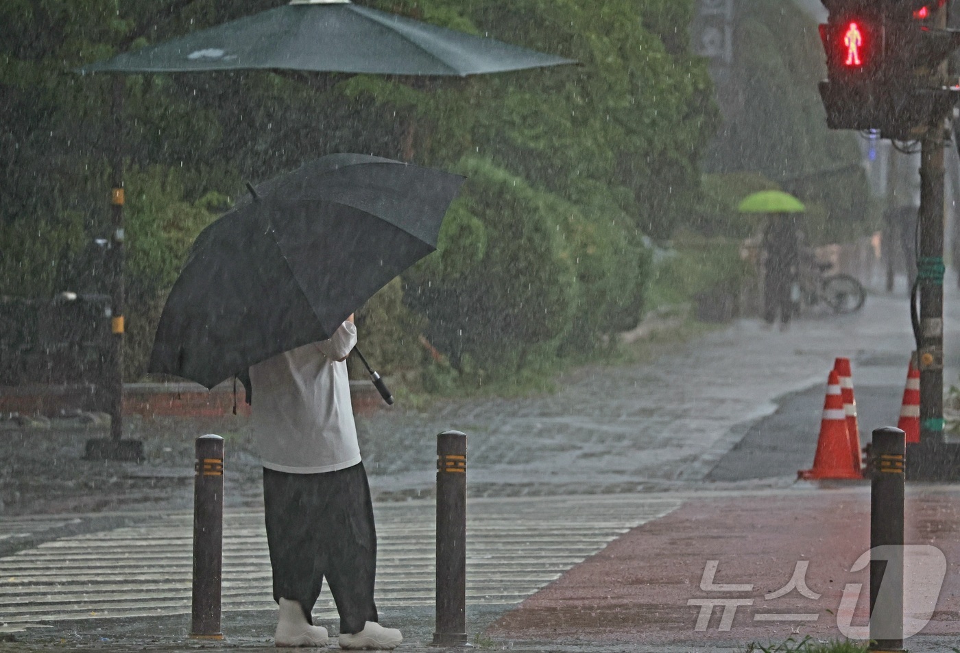 (전주=뉴스1) 유경석 기자 = 전국적으로 비가 내리고 있는 31일 전북 전주시 기린대로에서 우산을 쓴 시민들이 발걸음을 재촉하고 있다. 2026.8.31/뉴스1