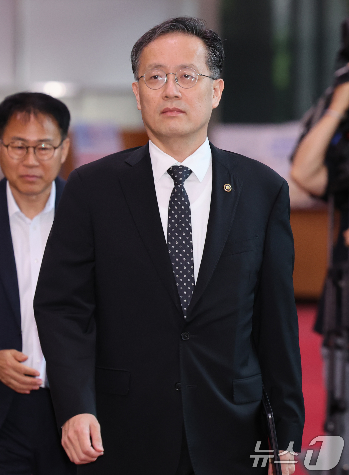 (서울=뉴스1) 이종덕 기자 = 이형일 경제부총리 겸 재정경제부 장관 후보자가 31일 서울 종로구 정부서울청사로 출근하고 있다.  2026.8.31/뉴스1