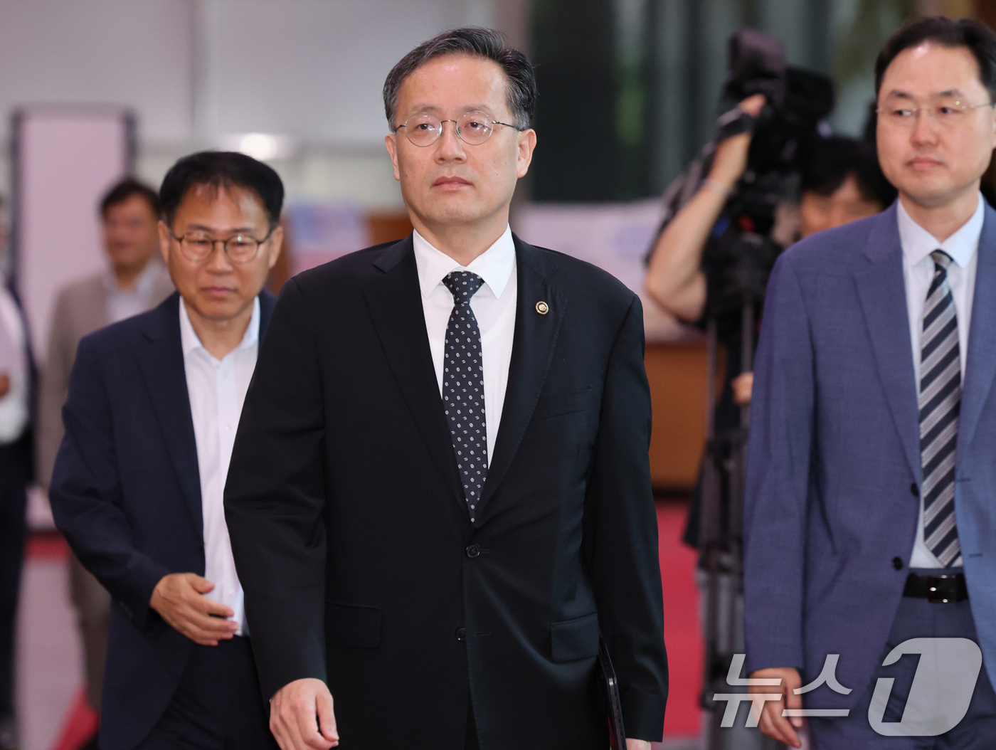 (서울=뉴스1) 이종덕 기자 = 이형일 경제부총리 겸 재정경제부 장관 후보자가 31일 서울 종로구 정부서울청사로 출근하고 있다.  2026.8.31/뉴스1