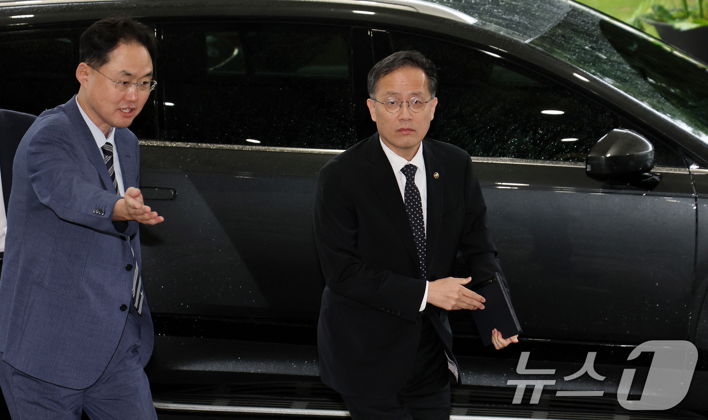 (서울=뉴스1) 이종덕 기자 = 이형일 경제부총리 겸 재정경제부 장관 후보자가 31일 서울 종로구 정부서울청사로 출근하고 있다.  2026.8.31/뉴스1