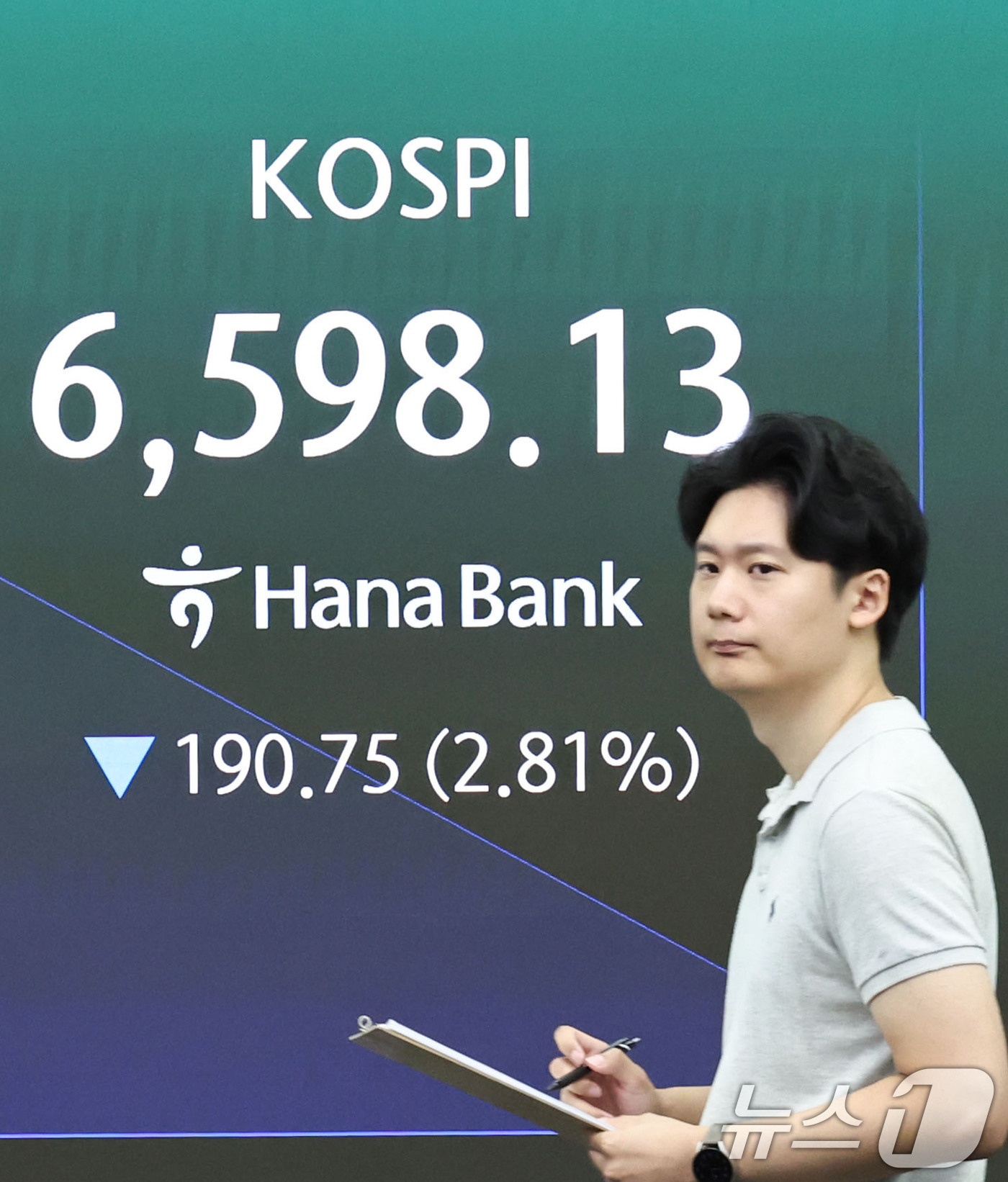 (서울=뉴스1) 이종수 기자 = 31일 오전 서울 중구 하나은행 딜링룸 전광판에 코스피 지수 등 시황이 표시되고 있다. 이날 코스피는 전 거래일 대비 175.30포인트(2.58%) …