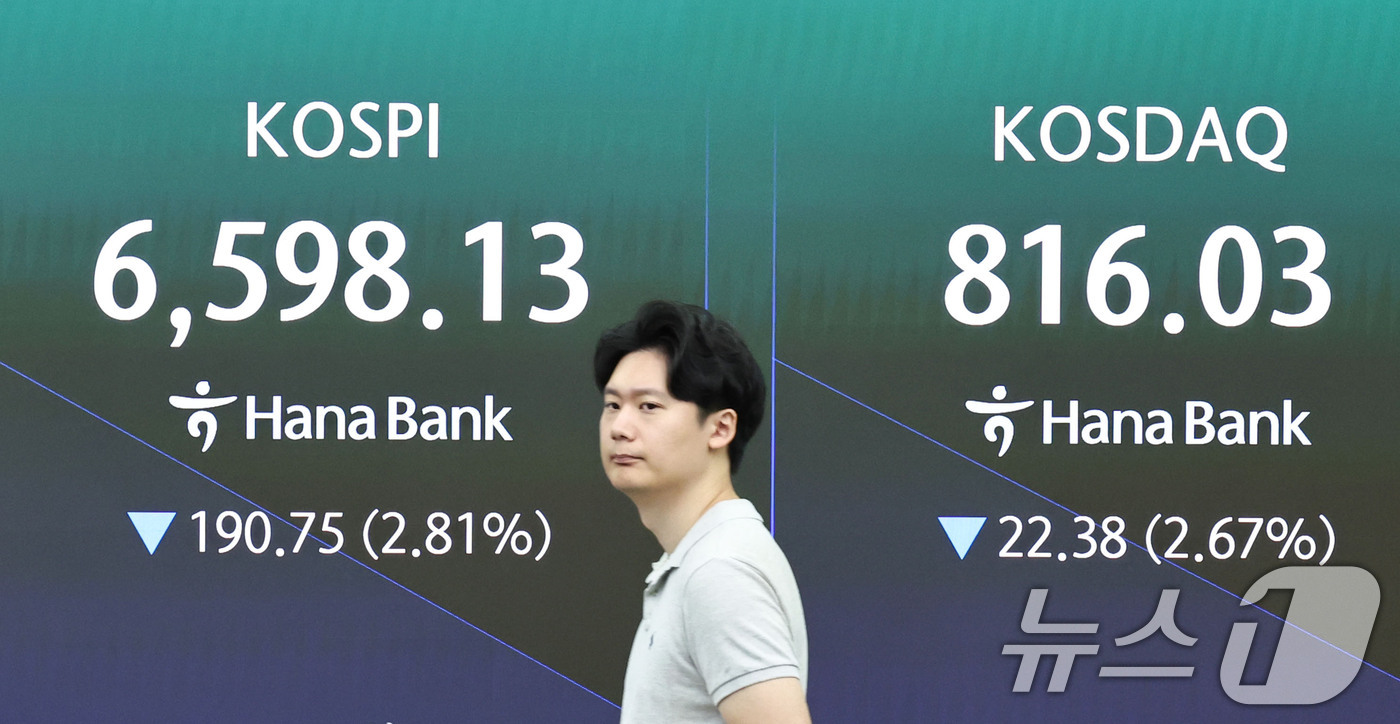 (서울=뉴스1) 이종수 기자 = 31일 오전 서울 중구 하나은행 딜링룸 전광판에 코스피 지수 등 시황이 표시되고 있다. 이날 코스피는 전 거래일 대비 175.30포인트(2.58%) …