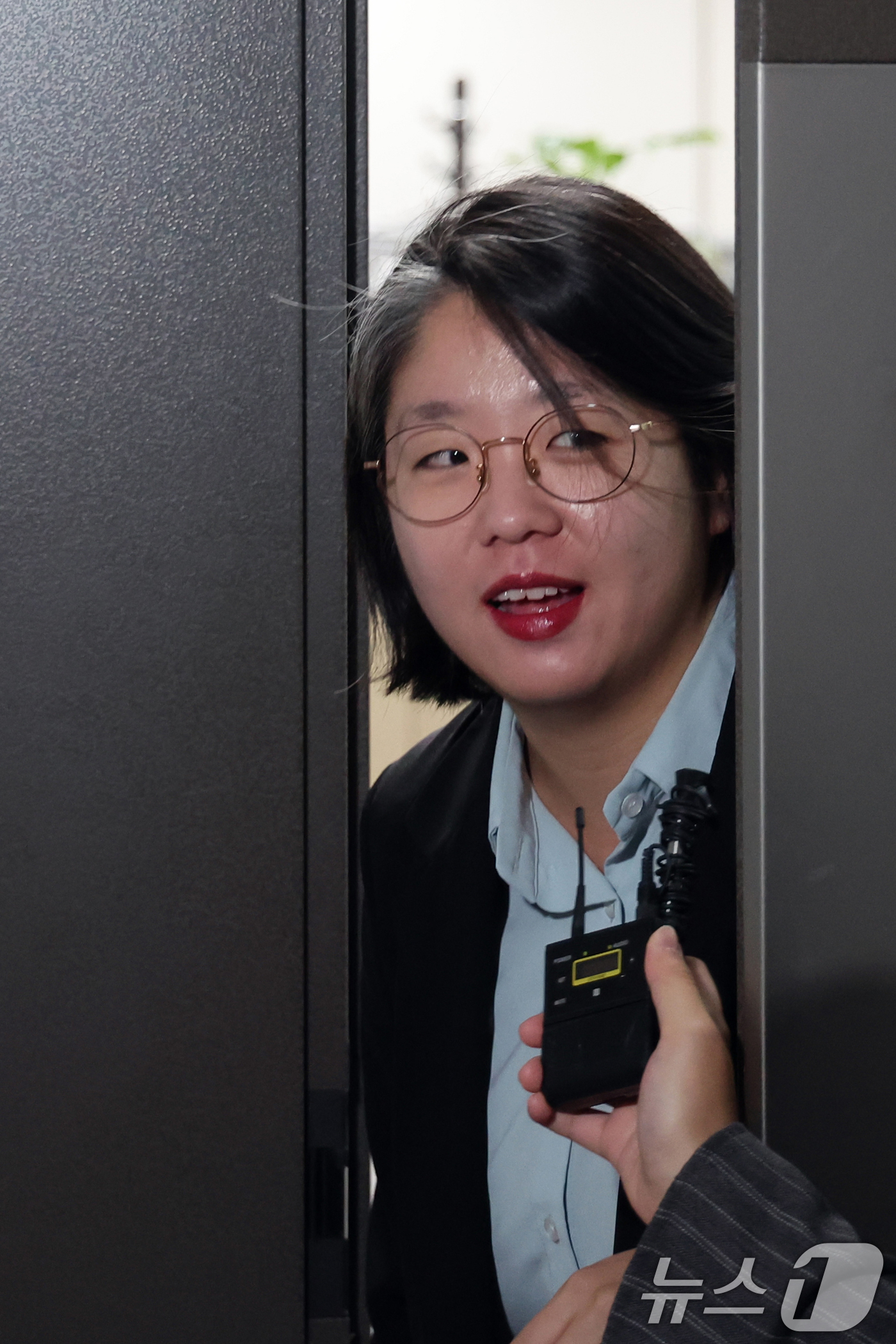 (서울=뉴스1) 황기선 기자 = 성평등가족부 장관 후보자로 지명된 용혜인 기본소득당 의원이 31일 오전 서울 여의도 국회 의원회관으로 출근하고 있다.  2026.8.31/뉴스1
