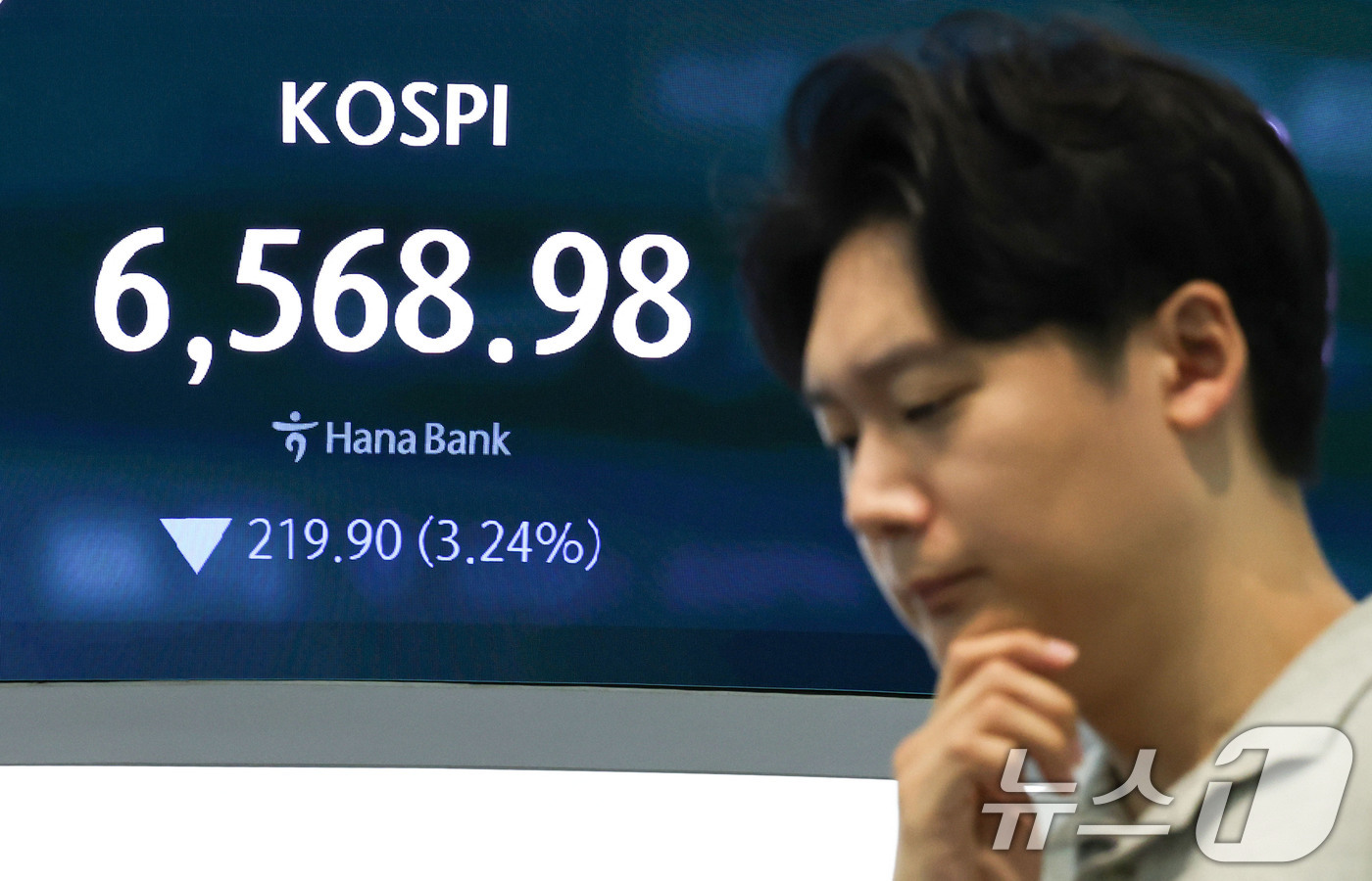 (서울=뉴스1) 이종수 기자 = 31일 오전 서울 중구 하나은행 딜링룸 전광판에 코스피 지수 등 시황이 표시되고 있다. 이날 코스피는 전 거래일 대비 175.30포인트(2.58%) …