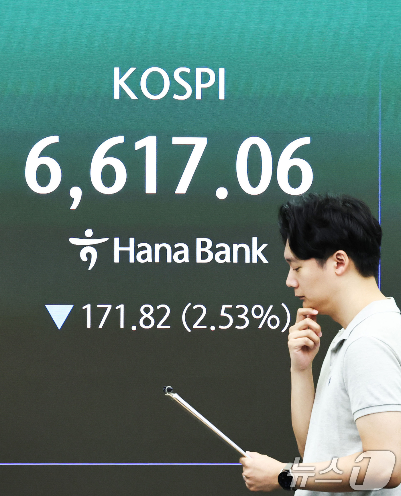 (서울=뉴스1) 이종수 기자 = 31일 오전 서울 중구 하나은행 딜링룸 전광판에 코스피 지수 등 시황이 표시되고 있다. 이날 코스피는 전 거래일 대비 175.30포인트(2.58%) …