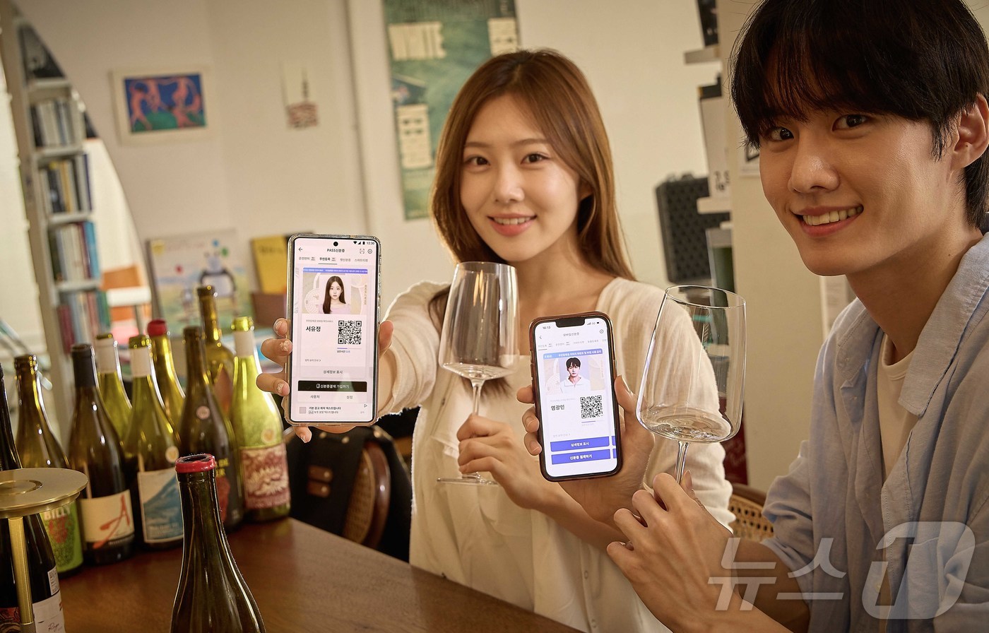 (서울=뉴스1) 윤지오 수습기자 = 통신 3사는 모바일 인증 플랫폼 ‘패스(PASS)’의 신분증 QR검증 기능  이용을 독려하는 ‘QR 한 번, 안심 두 배!’ 캠페인을 진행한다고 …
