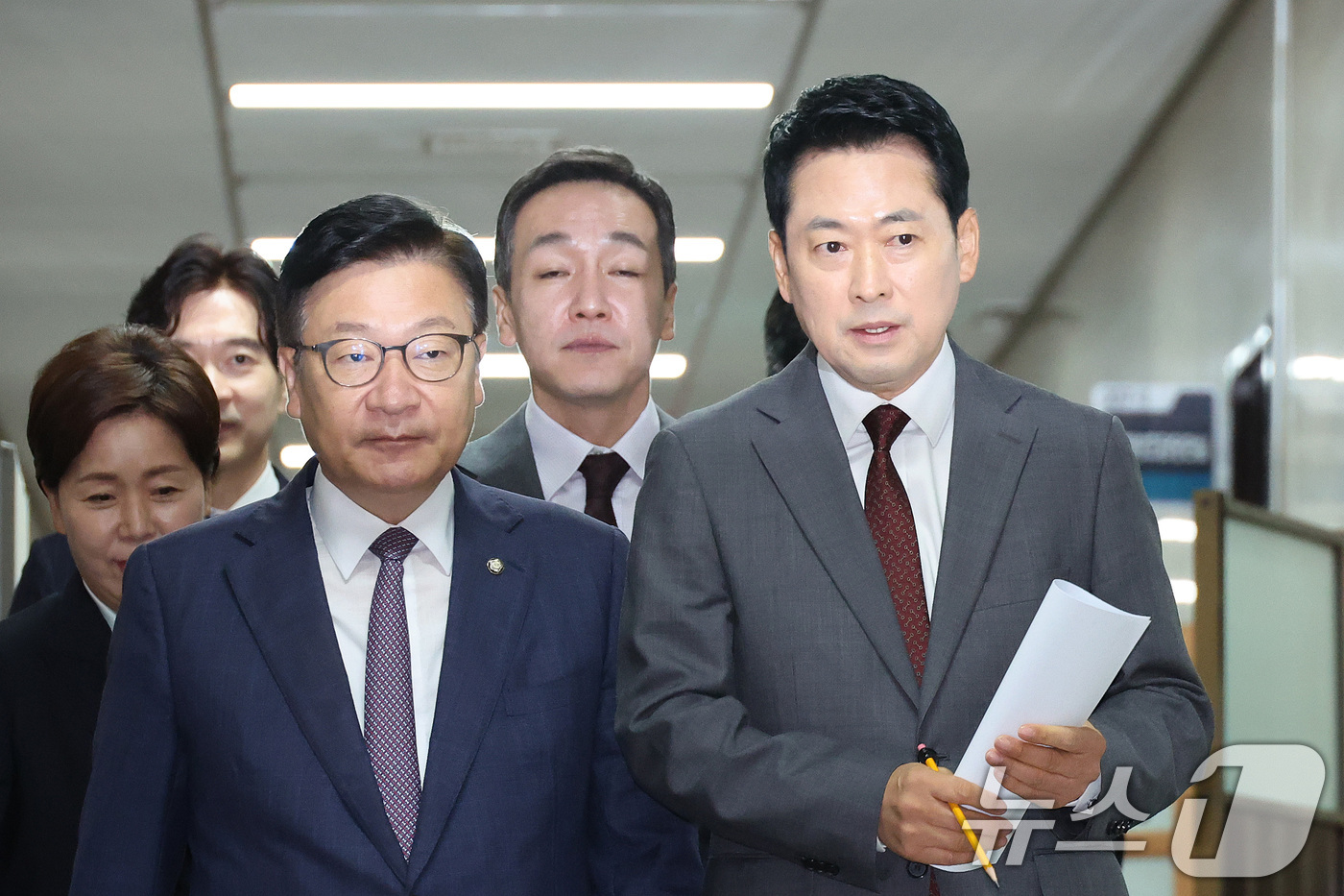 (서울=뉴스1) 신웅수 기자 = 장동혁 국민의힘 대표와 정점식 원내대표가 31일 서울 여의도 국회에서 열린 최고위원회의에 참석하며 대화하고 있다. 2026.8.31/뉴스1