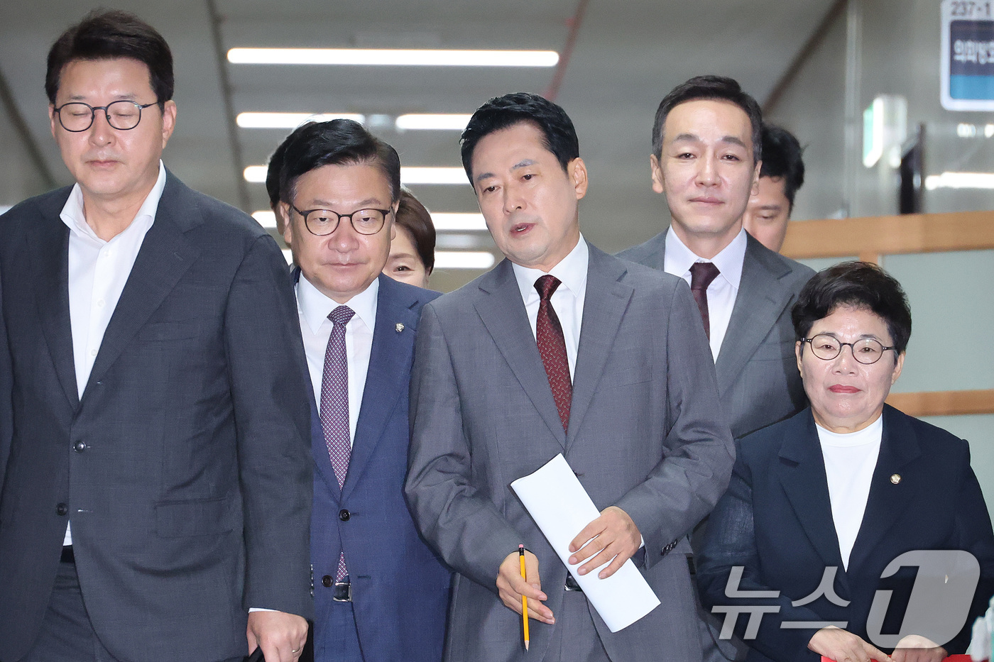 (서울=뉴스1) 신웅수 기자 = 장동혁 국민의힘 대표와 정점식 원내대표가 31일 서울 여의도 국회에서 열린 최고위원회의에 참석하며 대화하고 있다. 2026.8.31/뉴스1