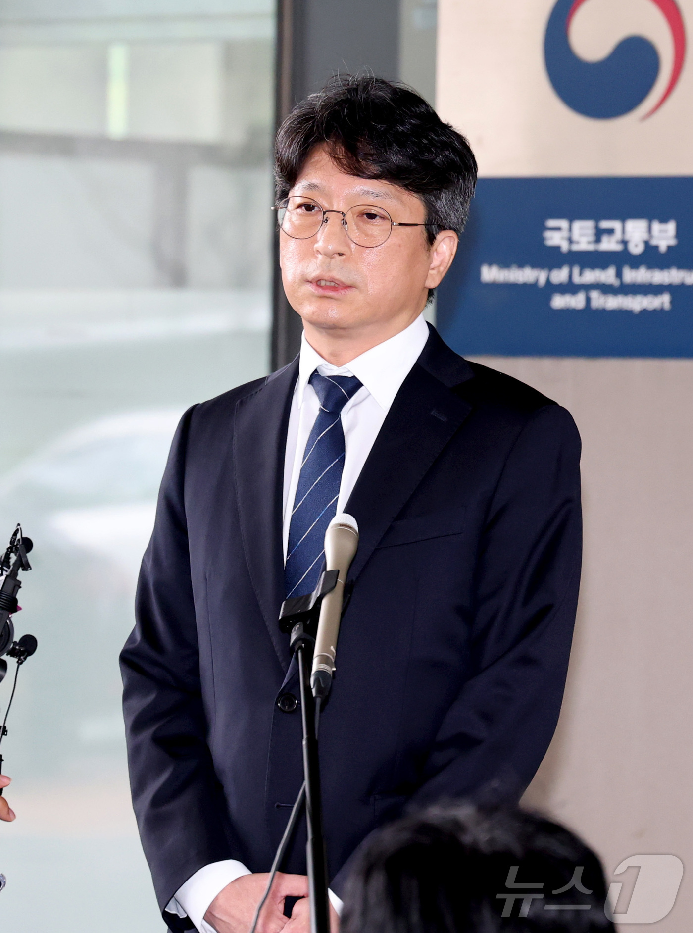 (세종=뉴스1) 김기남 기자 = 홍지선 국토교통부 장관 후보자가 31일 세종시 정부세종청사로 출근하며 취재진의 질문에 답변하고 있다. 2026.8.31/뉴스1