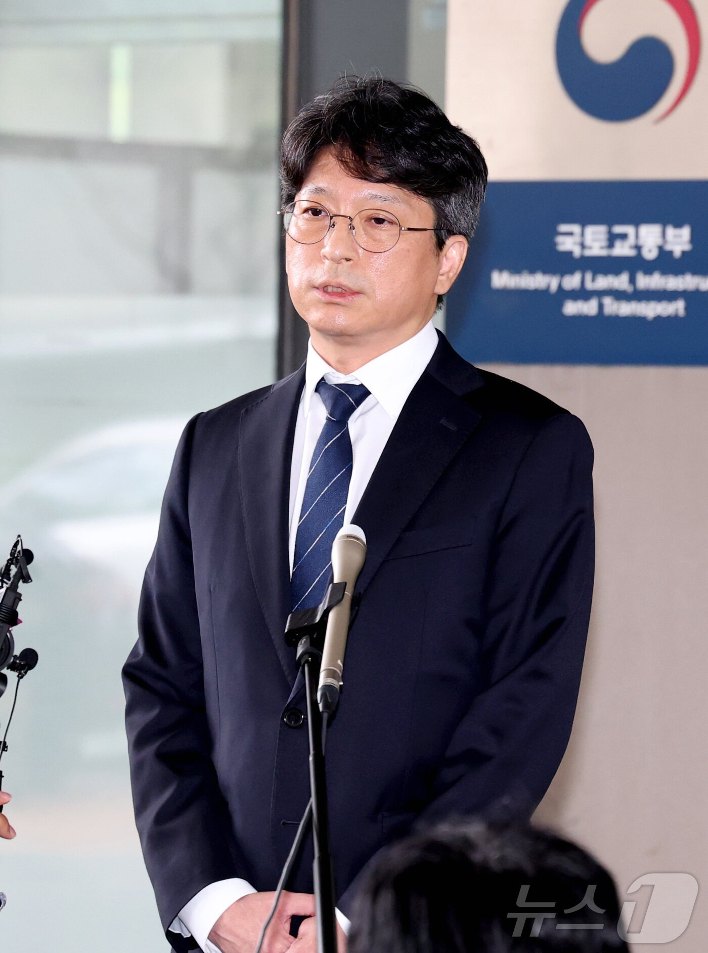 본문 이미지 - 홍지선 국토교통부 장관 후보자가 31일 세종시 정부세종청사로 출근하며 취재진의 질문에 답변하고 있다. 2026.8.31 ⓒ 뉴스1 김기남 기자
