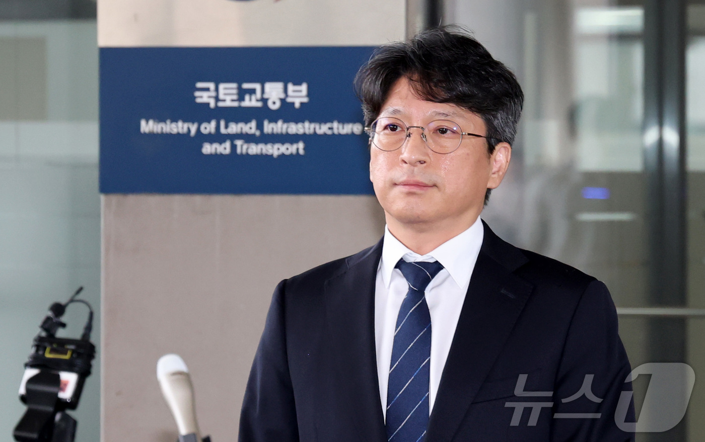 (세종=뉴스1) 김기남 기자 = 홍지선 국토교통부 장관 후보자가 31일 세종시 정부세종청사로 출근하며 취재진에게 장관 지명에 관한 소외를 밝히고 있다. 2026.8.31/뉴스1