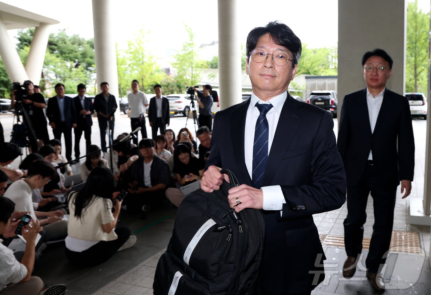 본문 이미지 - 홍지선 국토교통부 장관 후보자가 31일 세종시 정부세종청사로 출근하며 취재진의 질문에 답변 후 청사로 들어가고 있다. 2026.8.31 ⓒ 뉴스1 김기남 기자