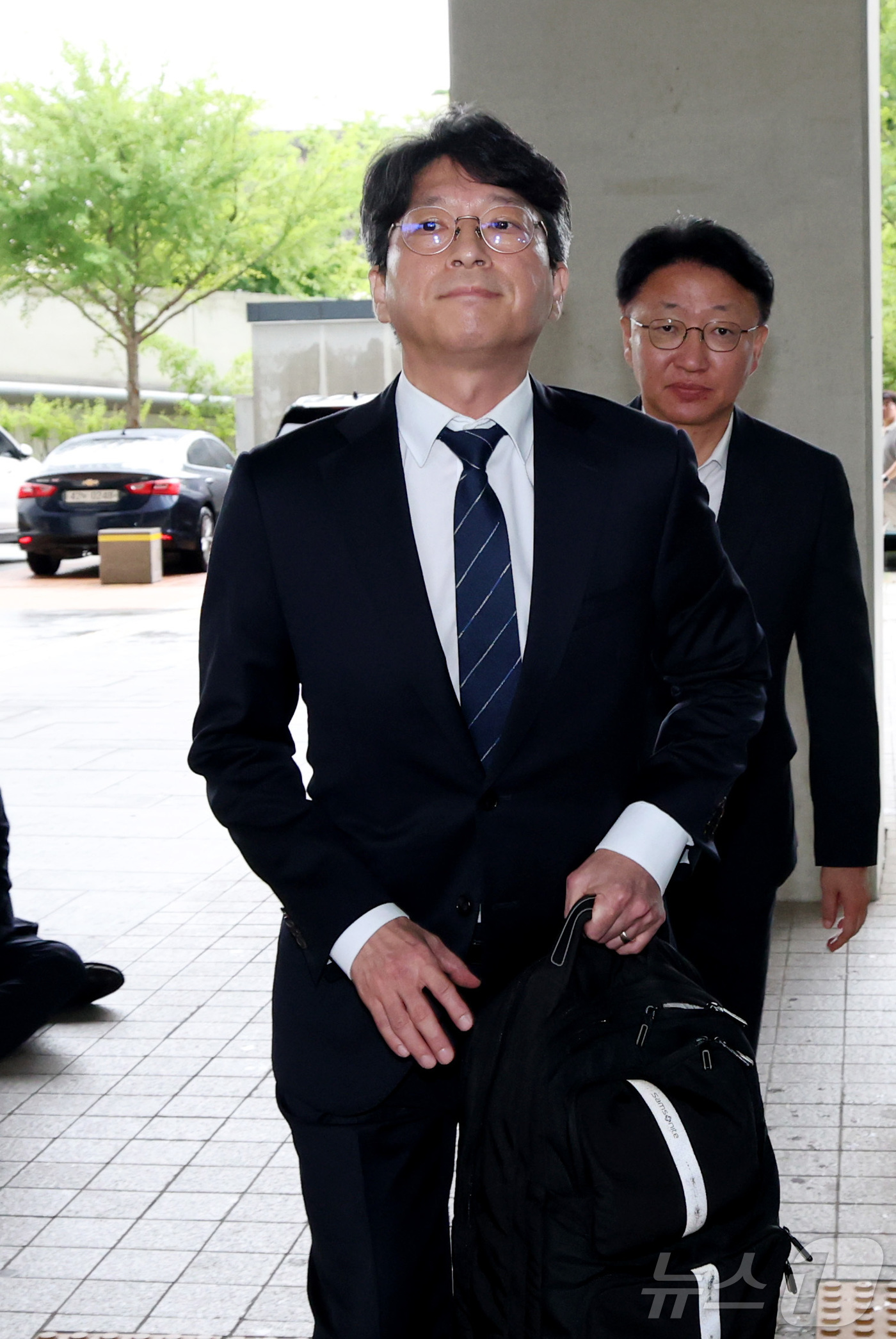(세종=뉴스1) 김기남 기자 = 홍지선 국토교통부 장관 후보자가 31일 세종시 정부세종청사로 출근하며 취재진의 질문에 답변 후 청사로 들어가고 있다. 2026.8.31/뉴스1