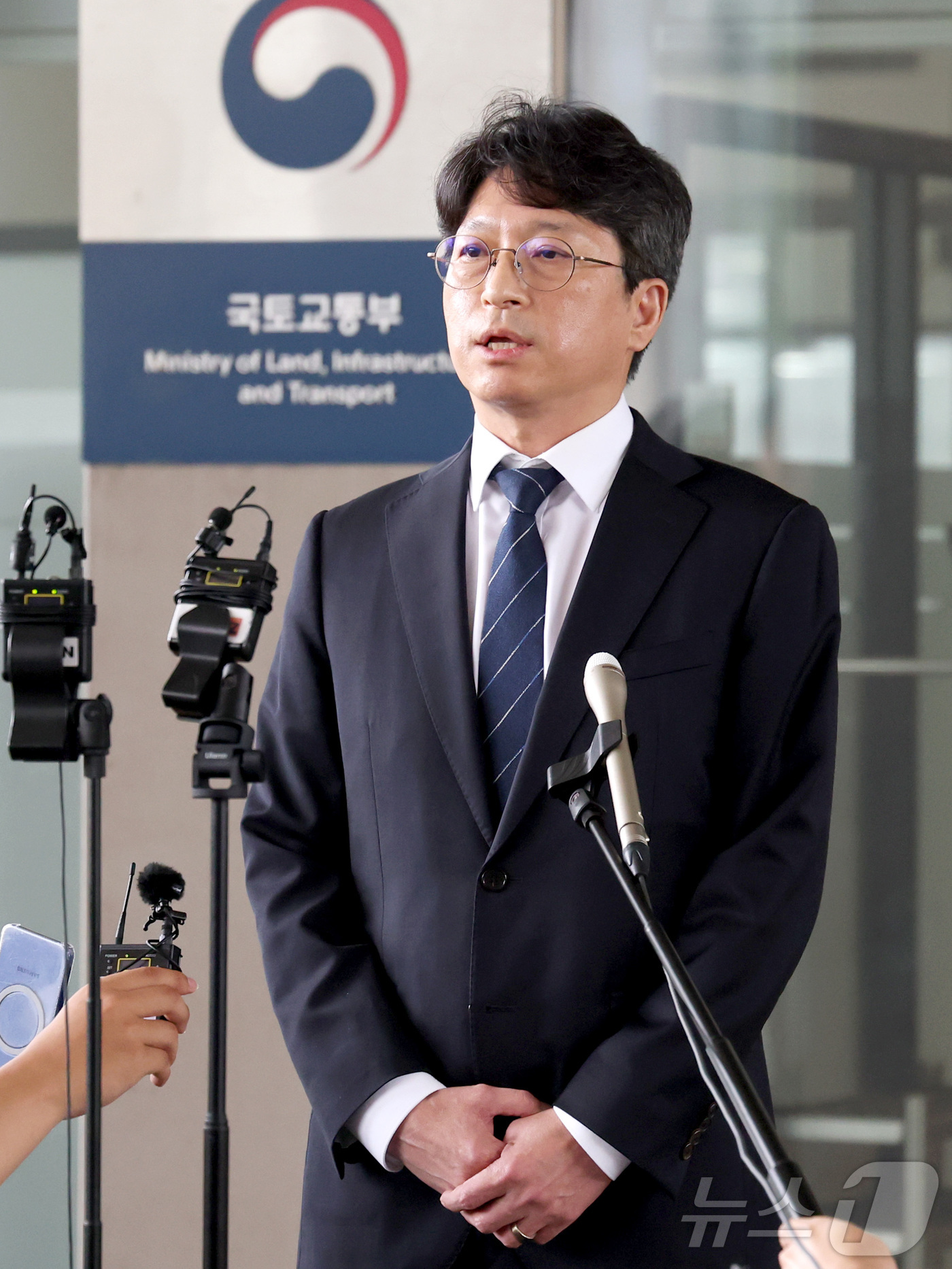 (세종=뉴스1) 김기남 기자 = 홍지선 국토교통부 장관 후보자가 31일 세종시 정부세종청사로 출근하며 취재진의 질문에 답변하고 있다. 2026.8.31/뉴스1