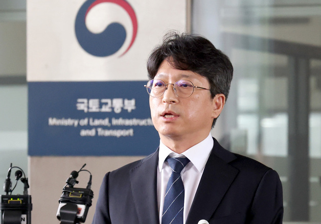 답변하는 홍지선 국토부 장관 후보자
