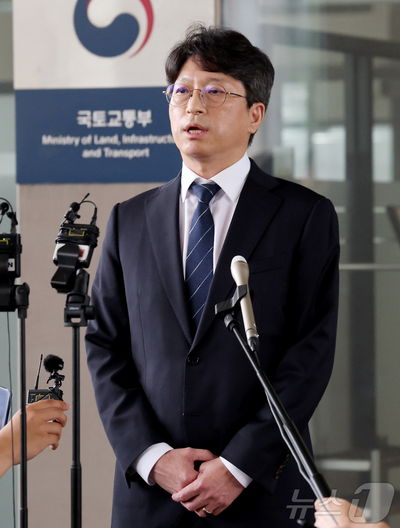 (세종=뉴스1) 김기남 기자 = 홍지선 국토교통부 장관 후보자가 31일 세종시 정부세종청사로 출근하며 취재진의 질문에 답변하고 있다. 2026.8.31/뉴스1