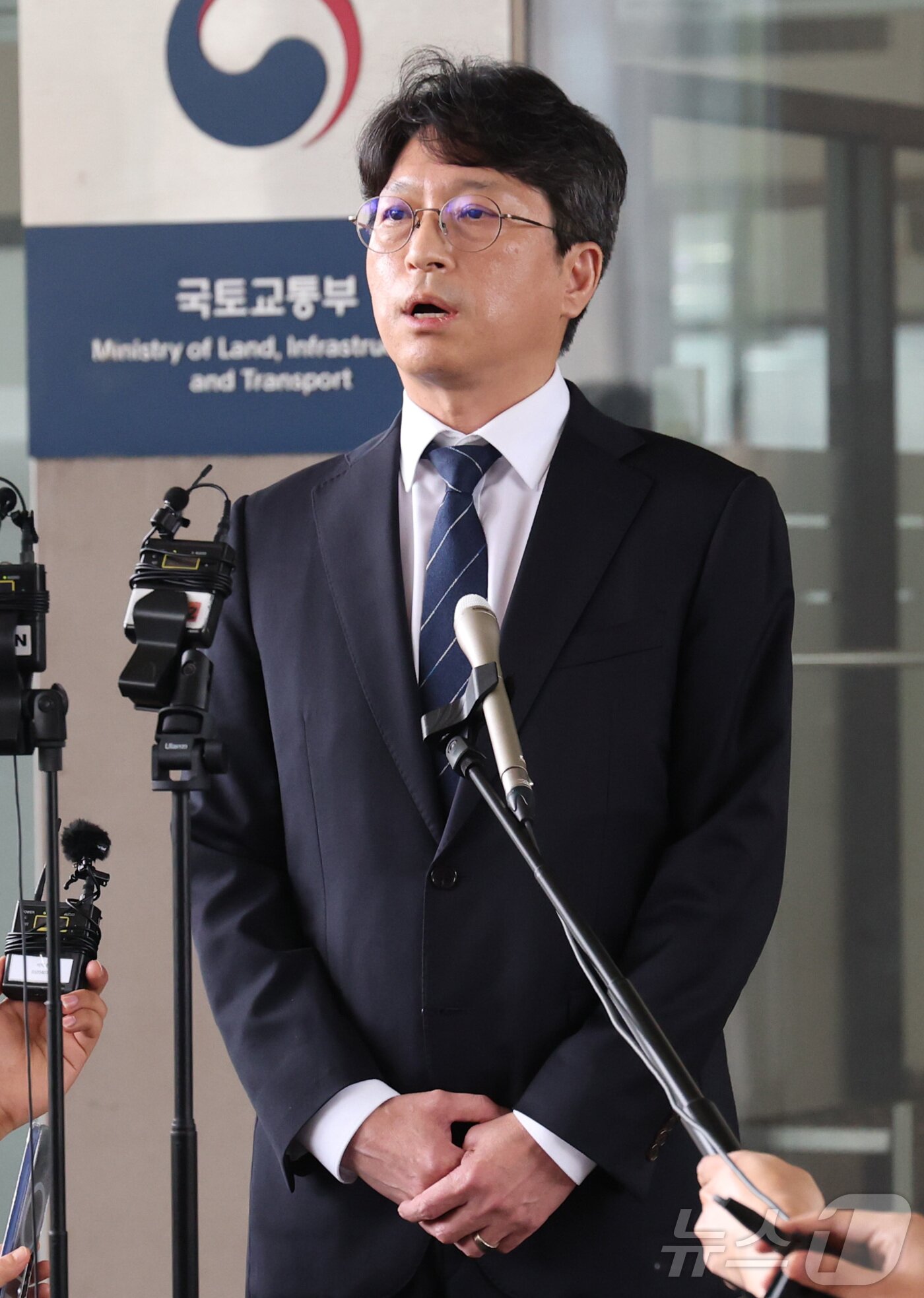 본문 이미지 - 홍지선 국토교통부 장관 후보자가 31일 세종시 정부세종청사로 출근하며 취재진의 질문에 답변하고 있다. 2026.8.31 ⓒ 뉴스1 김기남 기자