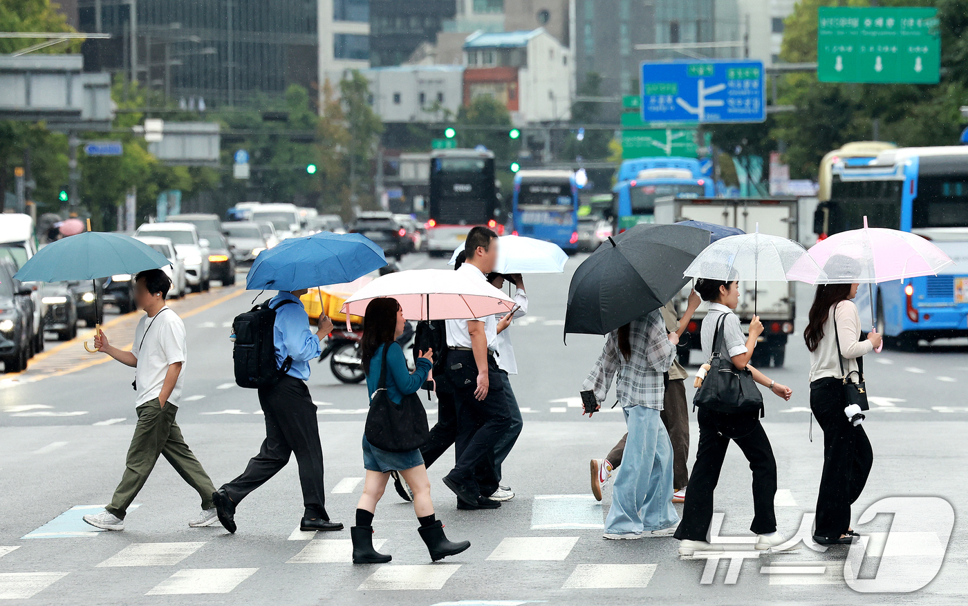 (서울=뉴스1) 이호윤 기자 = 전국적으로 비가 내리는 31일 서울 종로구 세종대로에서 시민들이 우산을 쓴채 이동하고 있다. 2026.8.31/뉴스1