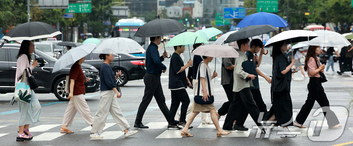 (서울=뉴스1) 이호윤 기자 = 전국적으로 비가 내리는 31일 서울 종로구 세종대로에서 시민들이 우산을 쓴채 이동하고 있다. 2026.8.31/뉴스1