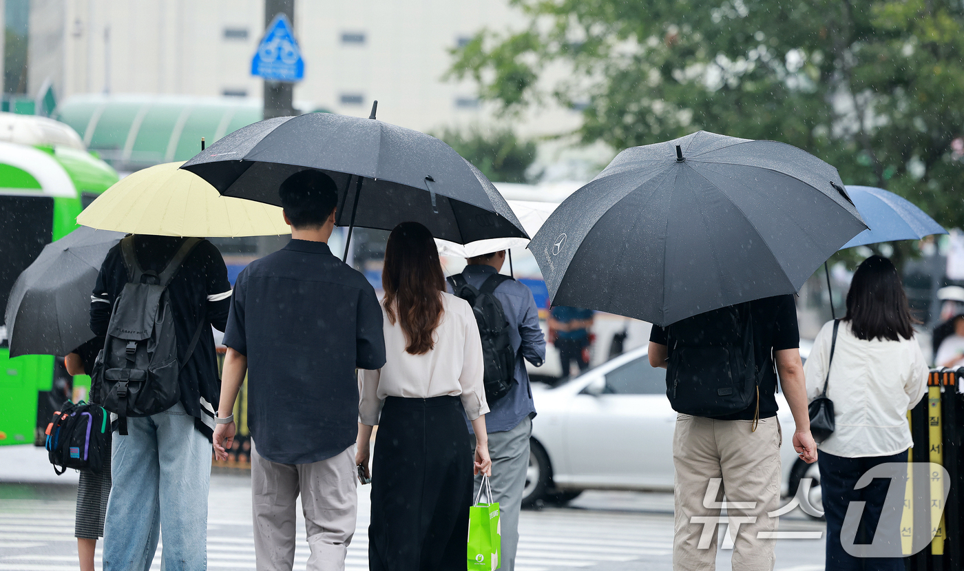 (서울=뉴스1) 이호윤 기자 = 전국적으로 비가 내리는 31일 서울 종로구 세종대로에서 시민들이 우산을 쓴채 이동하고 있다. 2026.8.31/뉴스1