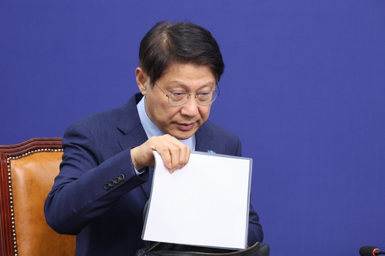 자료 살펴보는 김형연 최고위원