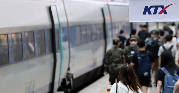 KTX 승차권, 내달부터 두 달 전 예매…외국인 철도여행 편해진다