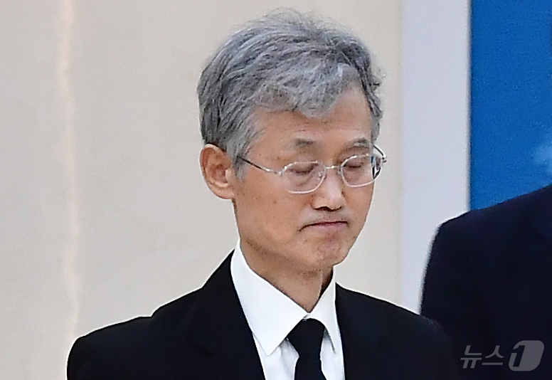(포항=뉴스1) 최창호 기자 = 조희대 대법원장이 31일 오전 부친의 빈소가 마련된 경북 포항시 남구 포항성모병원 장례식장에서 무거운 발걸음을 옮기고 있다. 2026.8.31/뉴스 …