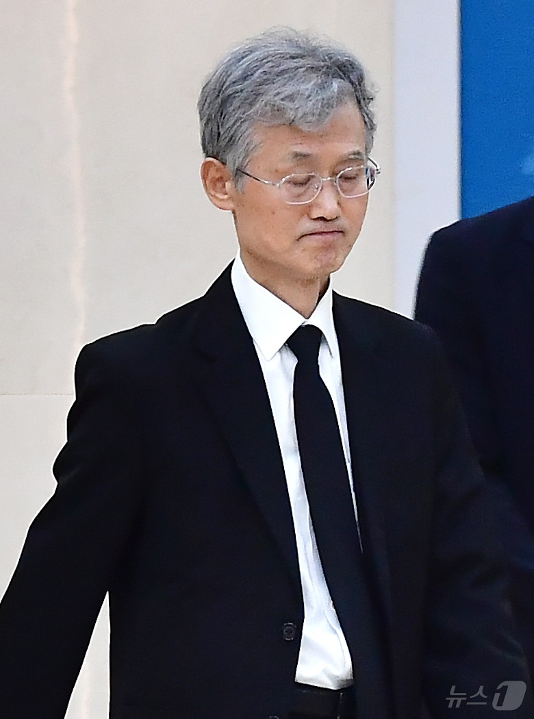 (포항=뉴스1) 최창호 기자 = 조희대 대법원장이 31일 오전 부친의 빈소가 마련된 경북 포항시 남구 포항성모병원 장례식장에서 무거운 발걸음을 옮기고 있다. 2026.8.31/뉴스 …