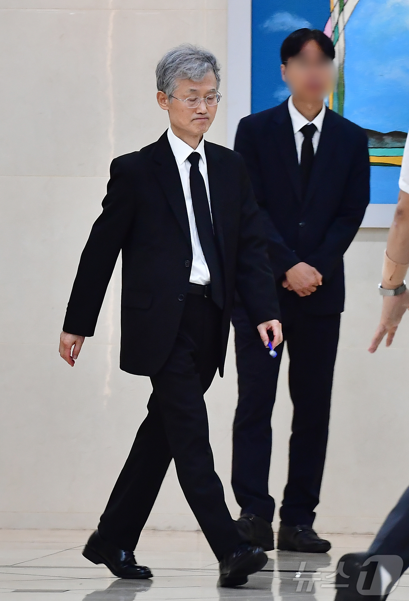 (포항=뉴스1) 최창호 기자 = 조희대 대법원장이 31일 오전 부친의 빈소가 마련된 경북 포항시 남구 포항성모병원 장례식장에서 무거운 발걸음을 옮기고 있다. 2026.8.31/뉴스 …