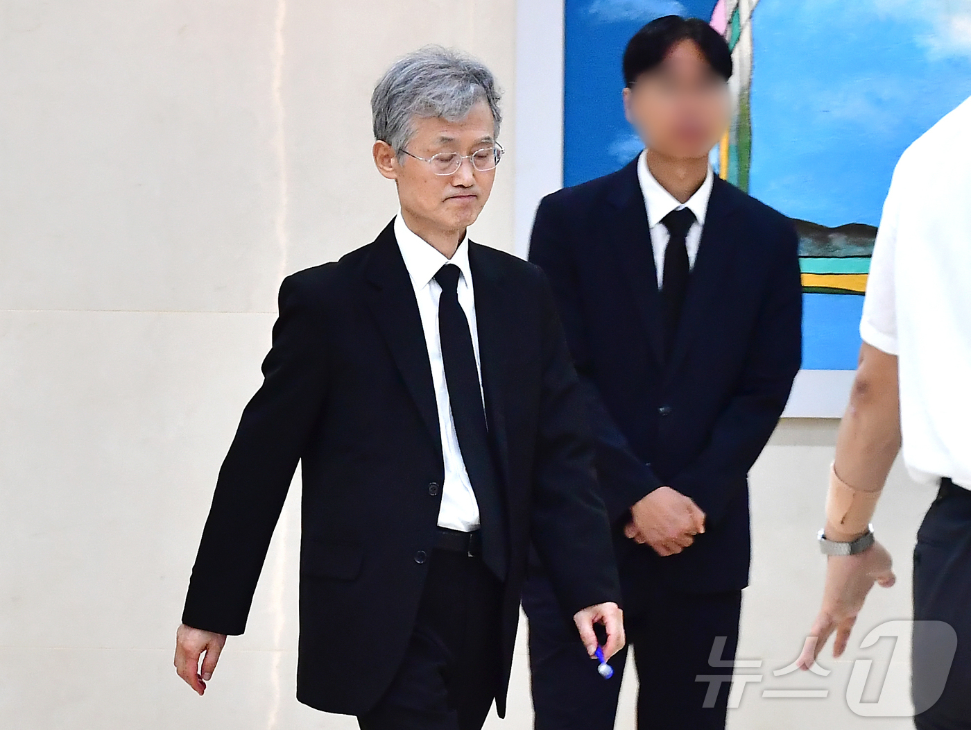 (포항=뉴스1) 최창호 기자 = 조희대 대법원장이 31일 오전 부친의 빈소가 마련된 경북 포항시 남구 포항성모병원 장례식장에서 무거운 발걸음을 옮기고 있다. 2026.8.31/뉴스 …