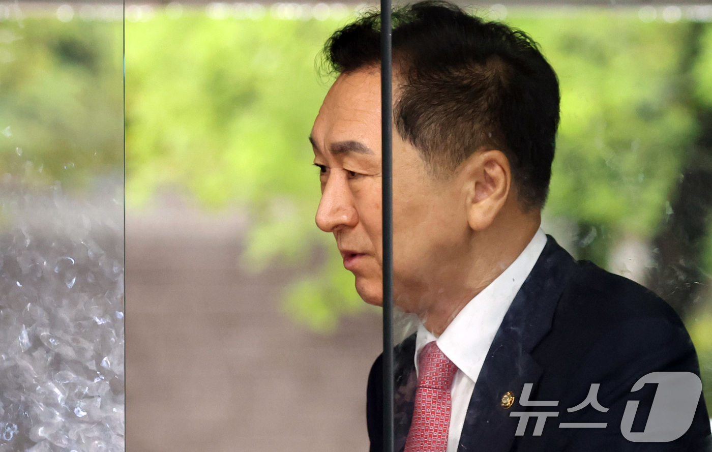 (서울=뉴스1) 김명섭 기자 = 김건희 여사에게 260만원대 로저비비에 가방을 선물한 혐의로 기소된 김기현 국민의힘 의원이 31일 서울 서초구 서울중앙지방법원에서 열린 4차 공판에 …