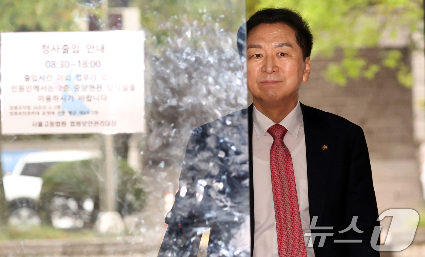 (서울=뉴스1) 김명섭 기자 = 김건희 여사에게 260만원대 로저비비에 가방을 선물한 혐의로 기소된 김기현 국민의힘 의원이 31일 서울 서초구 서울중앙지방법원에서 열린 4차 공판에 …