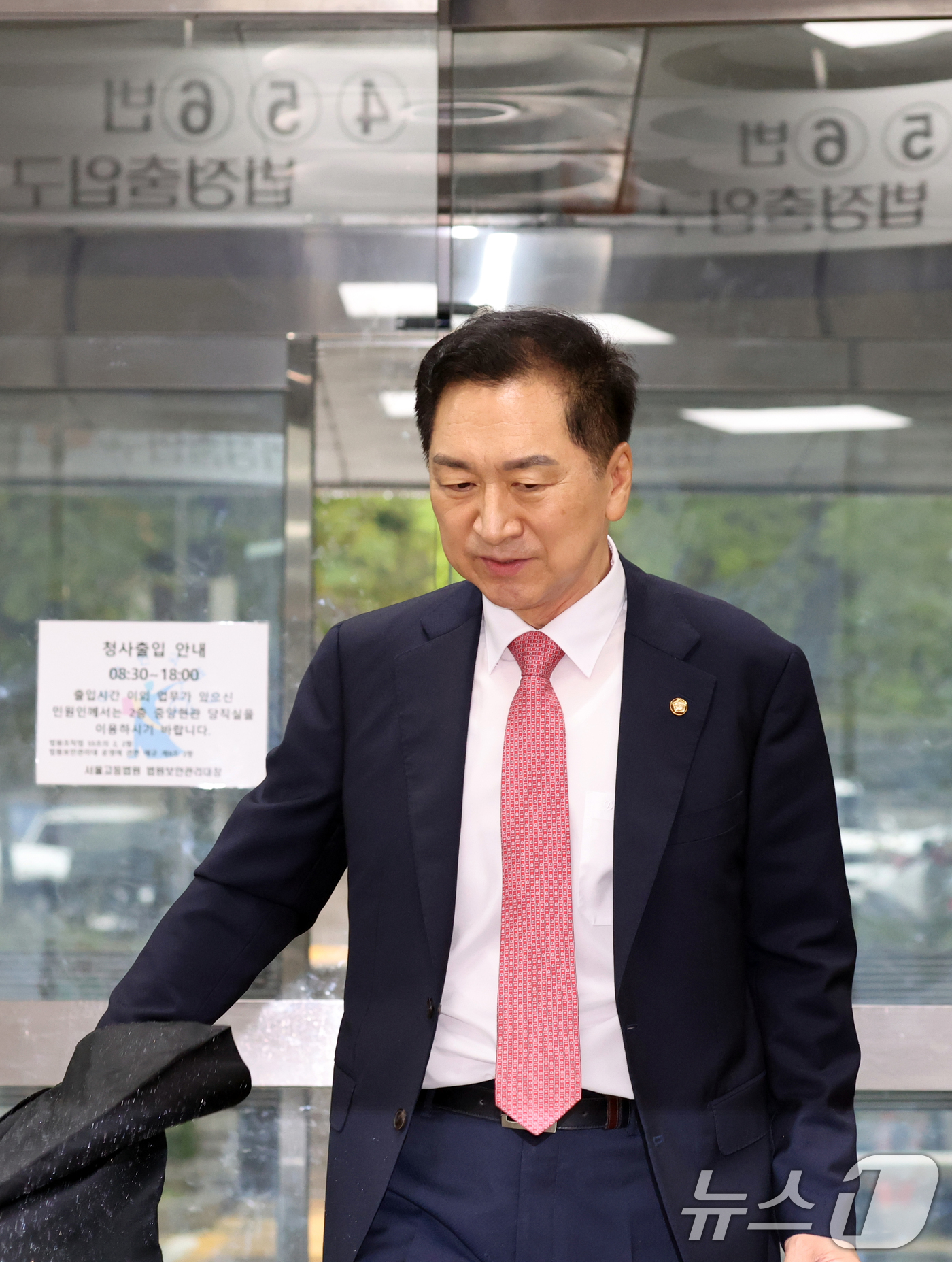(서울=뉴스1) 김명섭 기자 = 김건희 여사에게 260만원대 로저비비에 가방을 선물한 혐의로 기소된 김기현 국민의힘 의원이 31일 서울 서초구 서울중앙지방법원에서 열린 4차 공판에 …