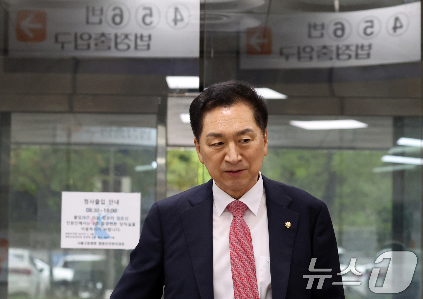 (서울=뉴스1) 김명섭 기자 = 김건희 여사에게 260만원대 로저비비에 가방을 선물한 혐의로 기소된 김기현 국민의힘 의원이 31일 서울 서초구 서울중앙지방법원에서 열린 4차 공판에 …