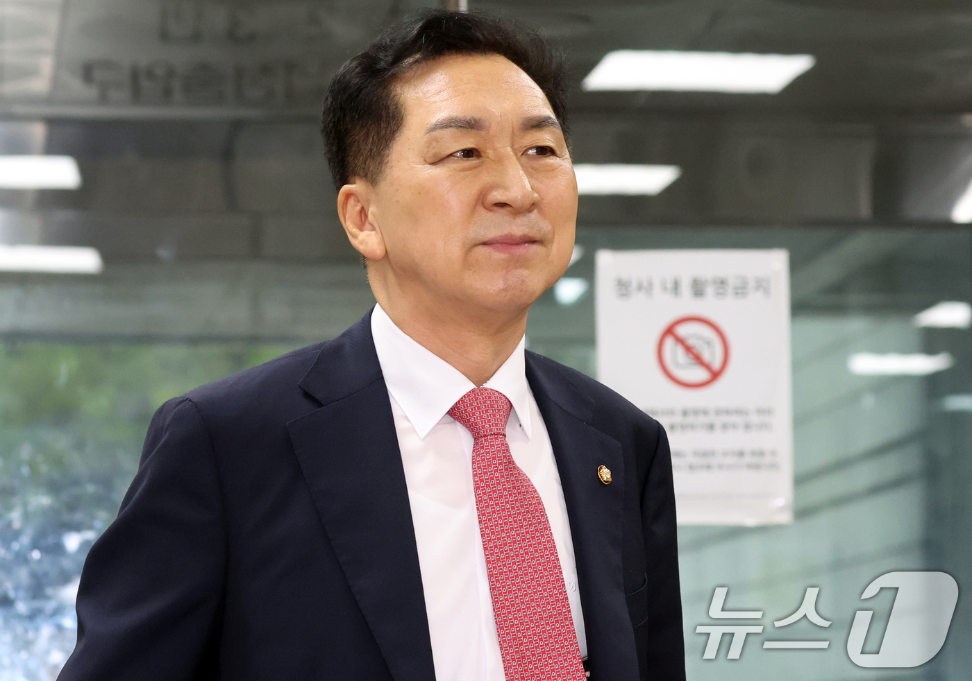 (서울=뉴스1) 김명섭 기자 = 김건희 여사에게 260만원대 로저비비에 가방을 선물한 혐의로 기소된 김기현 국민의힘 의원이 31일 서울 서초구 서울중앙지방법원에서 열린 4차 공판에 …