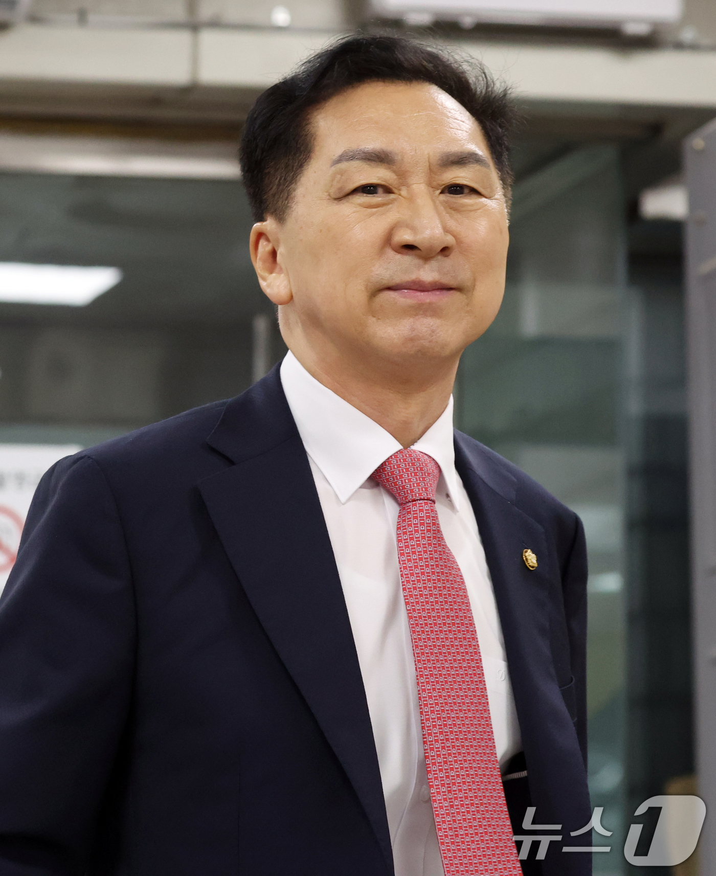 (서울=뉴스1) 김명섭 기자 = 김건희 여사에게 260만원대 로저비비에 가방을 선물한 혐의로 기소된 김기현 국민의힘 의원이 31일 서울 서초구 서울중앙지방법원에서 열린 4차 공판에 …