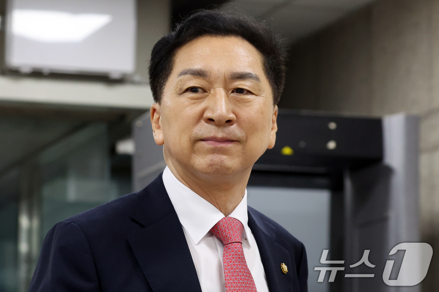 (서울=뉴스1) 김명섭 기자 = 김건희 여사에게 260만원대 로저비비에 가방을 선물한 혐의로 기소된 김기현 국민의힘 의원이 31일 서울 서초구 서울중앙지방법원에서 열린 4차 공판에 …